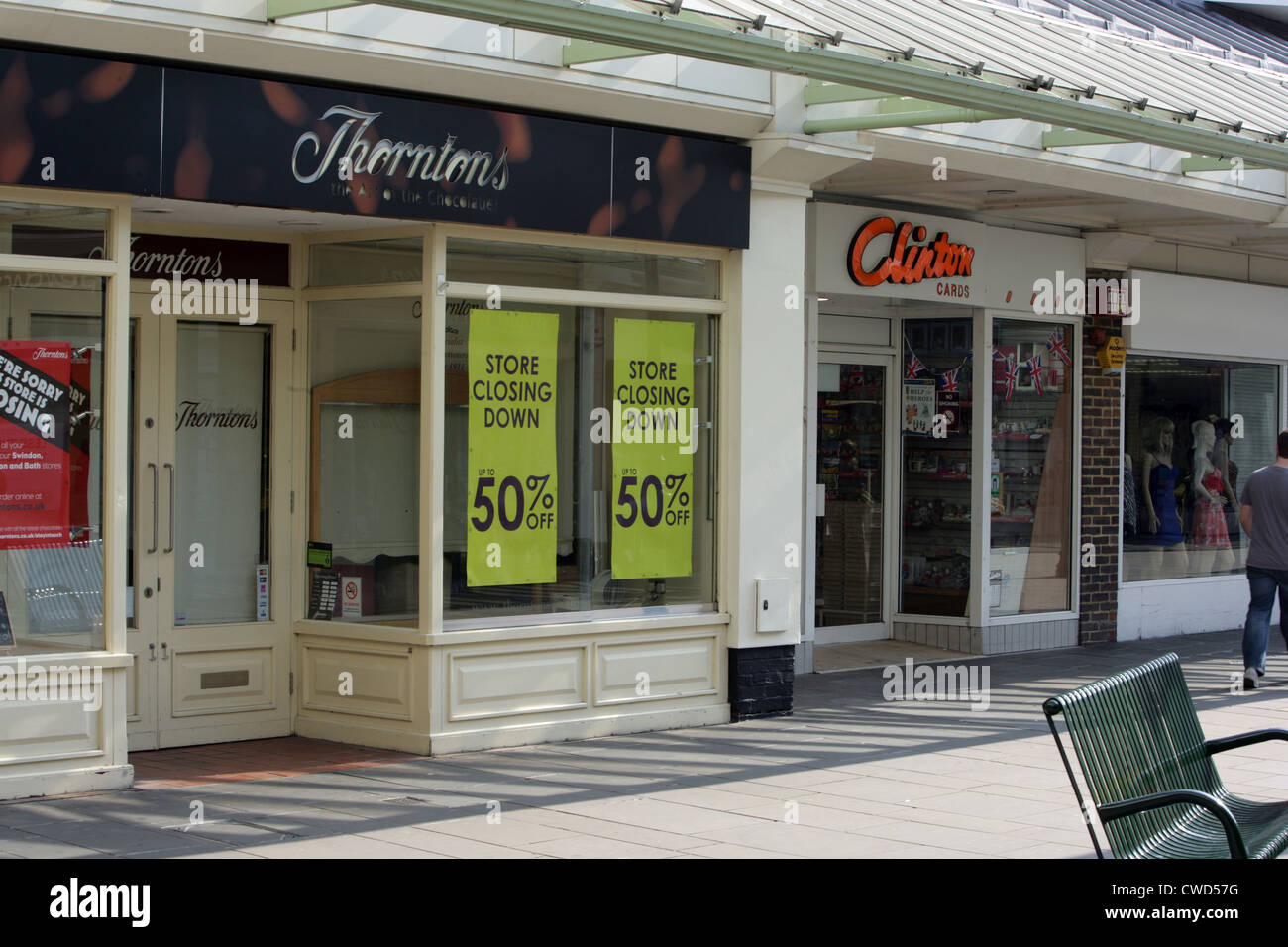 2 grandes chaînes de magasins qui ont souffert pendant la récession de rue élevée de 2011/12: Thornton et Clinton Cards. Banque D'Images