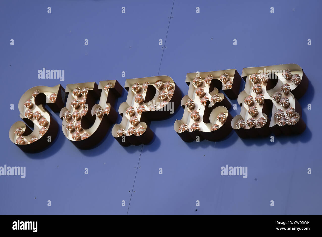 Super,écrit au néon Banque D'Images