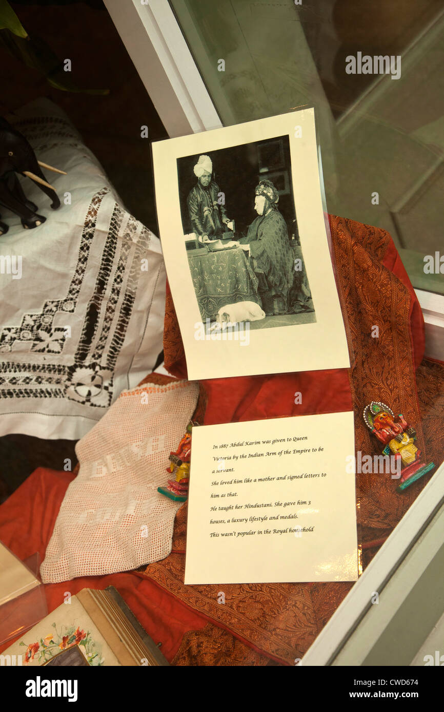 Photographie de la reine Victoria avec Abdul Karim dans une vitrine Banque D'Images