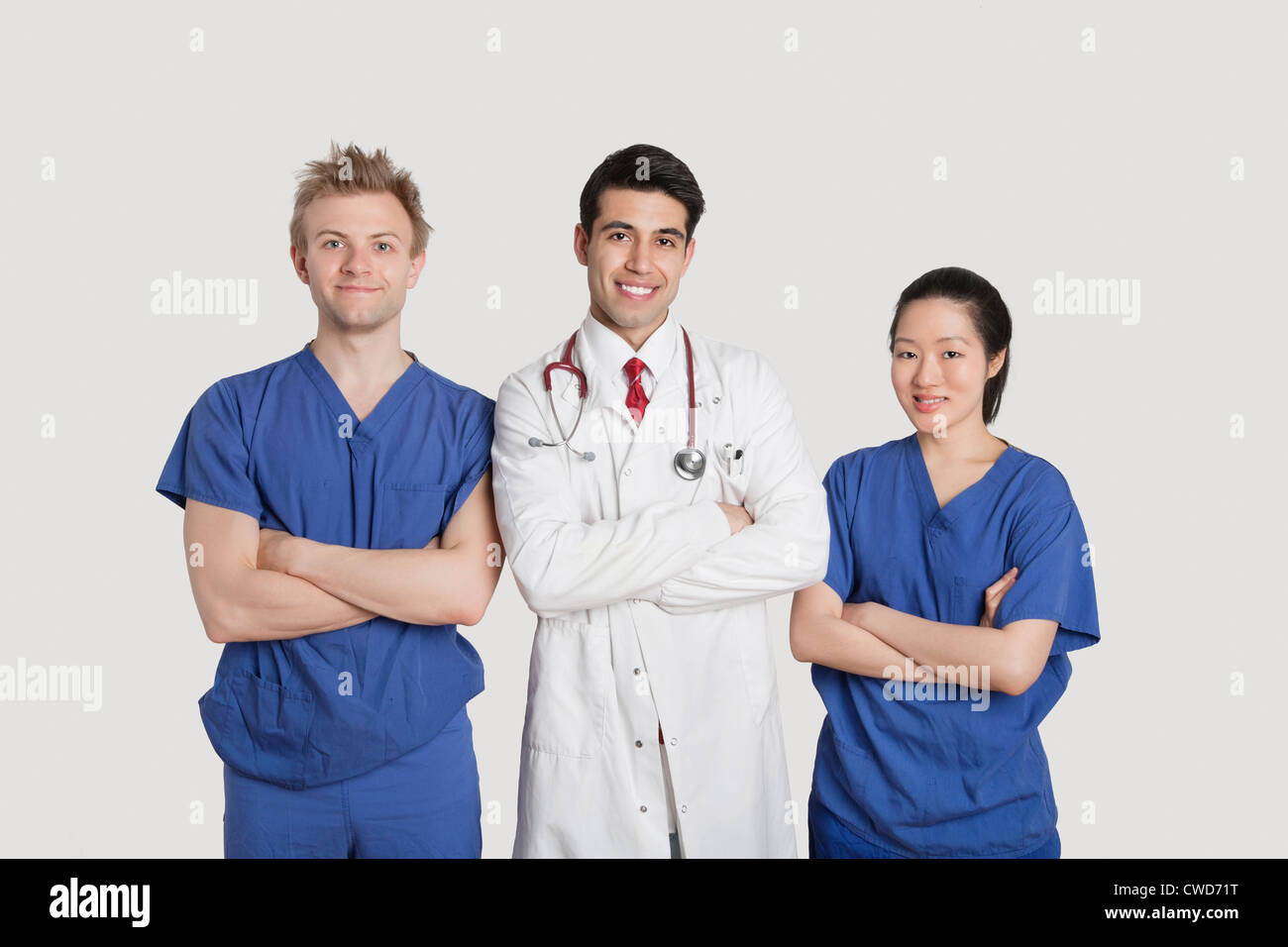 Portrait de professionnels de santé multi ethnic debout avec les bras croisés sur fond gris Banque D'Images