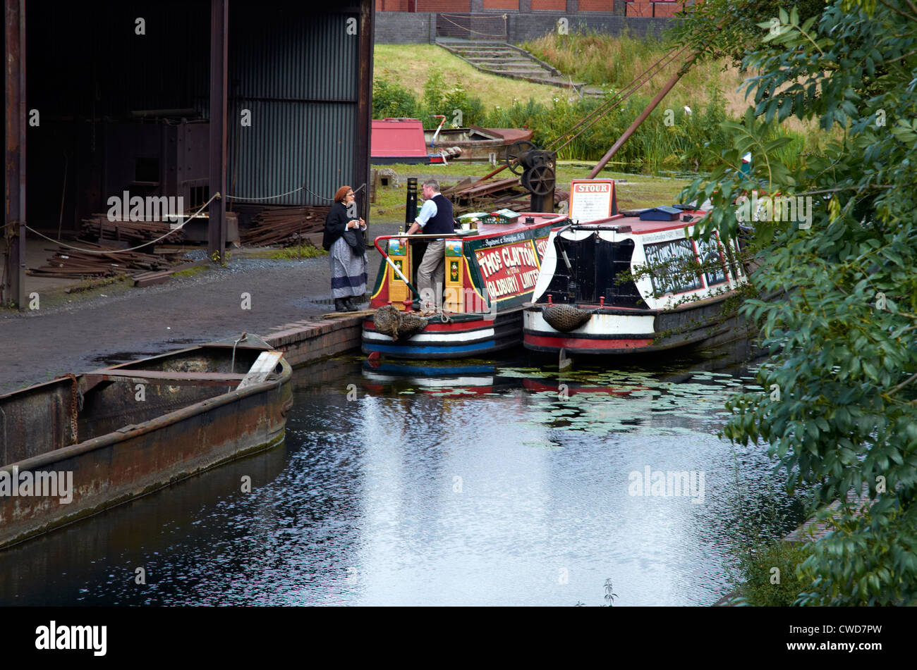 Black Country Living Museum, Dudley, West Midlands. Bateaux dans l'Étroit bassin du canal par le chantier. Banque D'Images