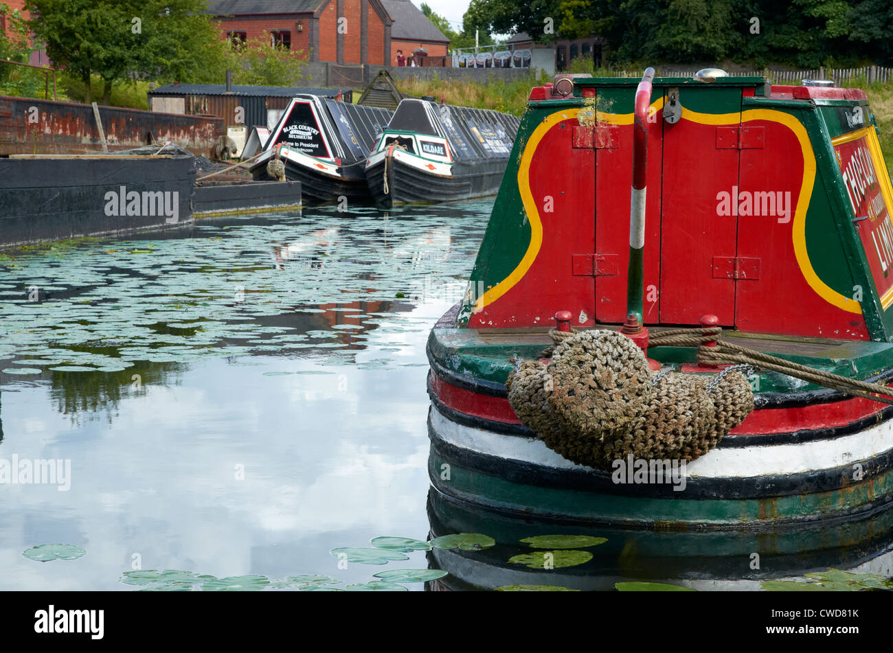 Black Country Living Museum, Dudley, West Midlands. Bateaux dans l'Étroit bassin du canal par le chantier. Banque D'Images