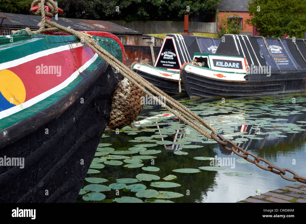 Black Country Living Museum, Dudley, West Midlands. Bateaux dans l'Étroit bassin du canal par le chantier. Banque D'Images