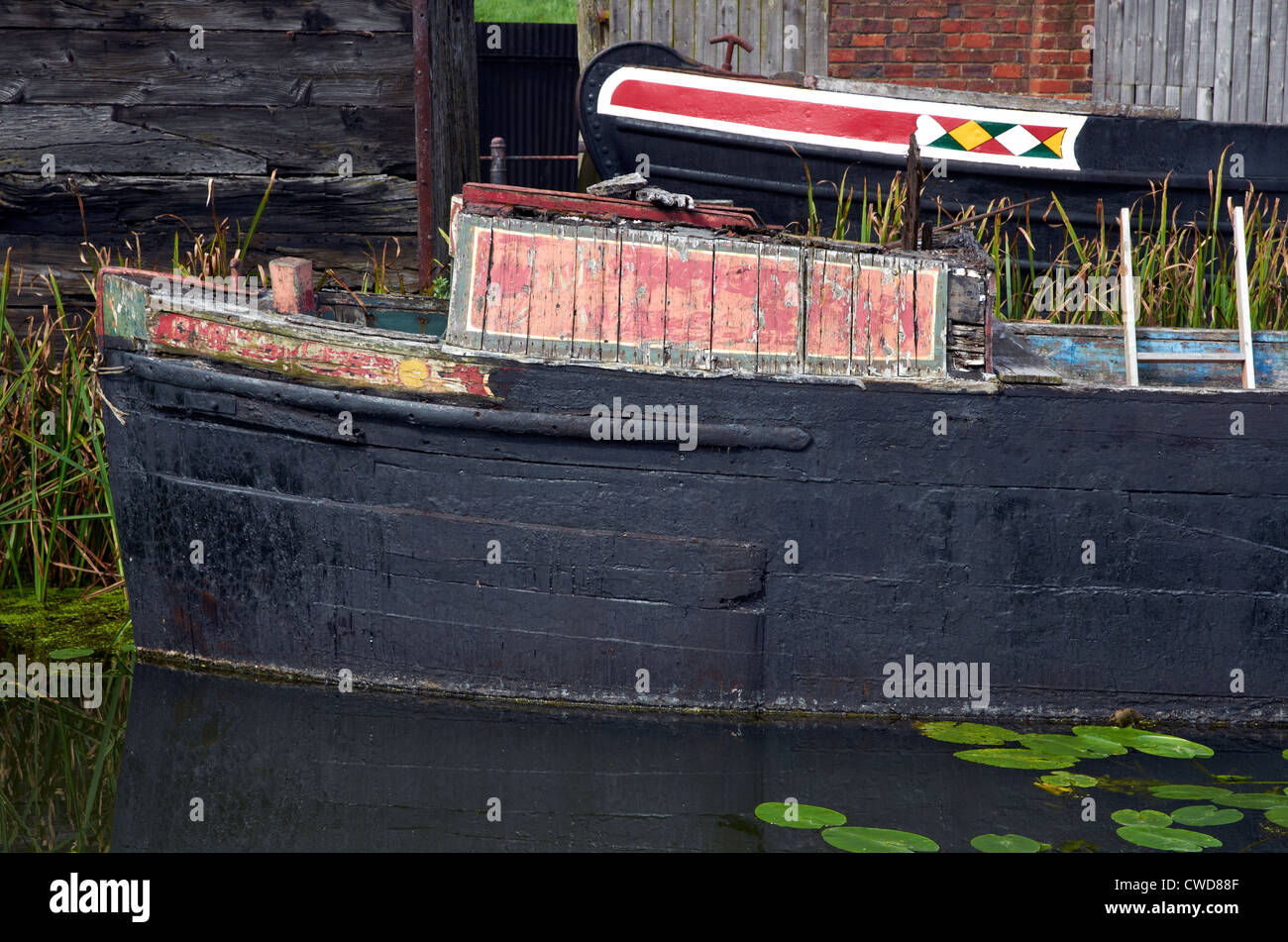 Black Country Living Museum, Dudley, West Midlands. Bateaux dans l'Étroit bassin du canal par le chantier. Bateau en bois. Banque D'Images