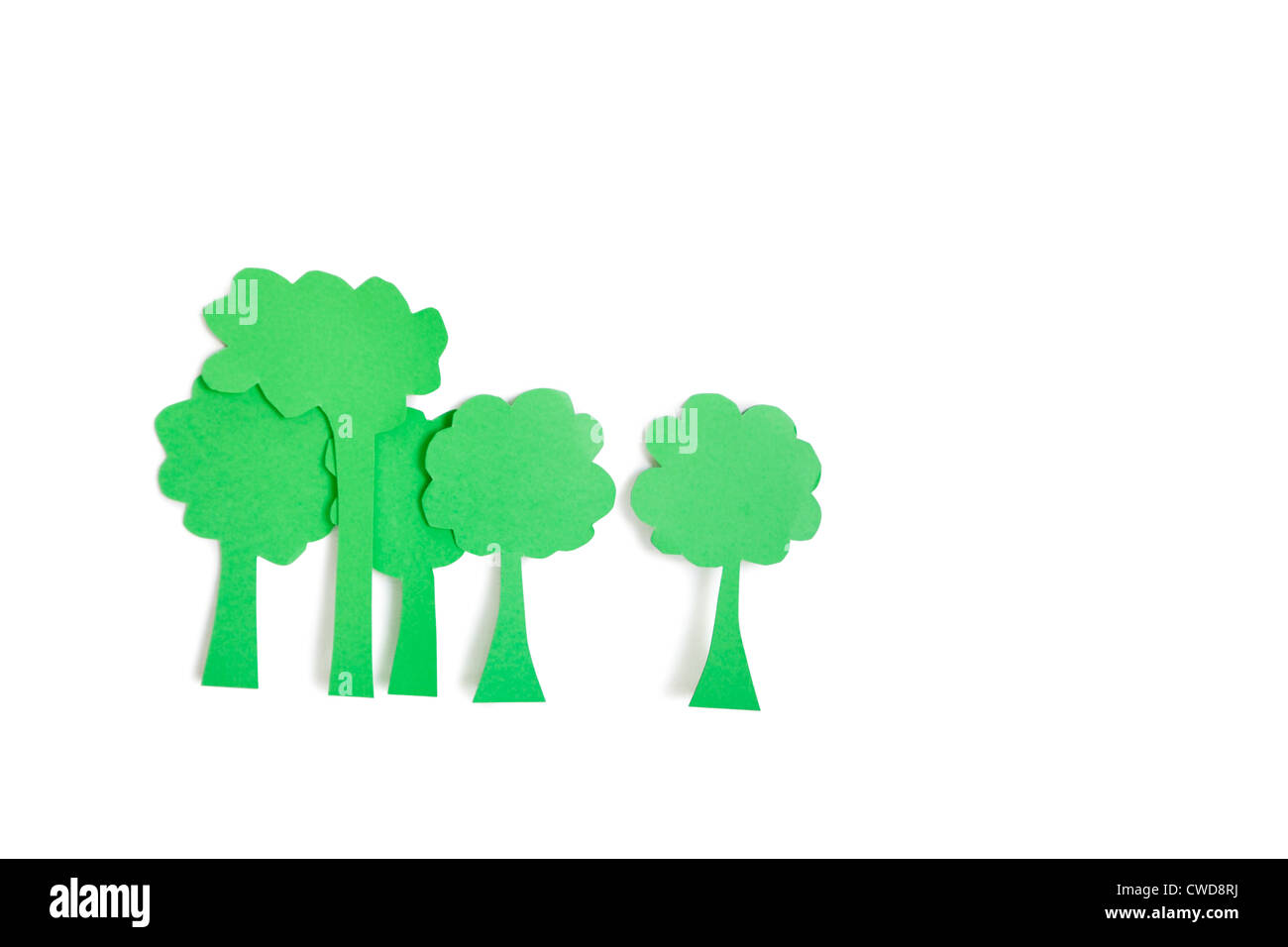 Les découpes de papier vert des arbres sur fond blanc Banque D'Images