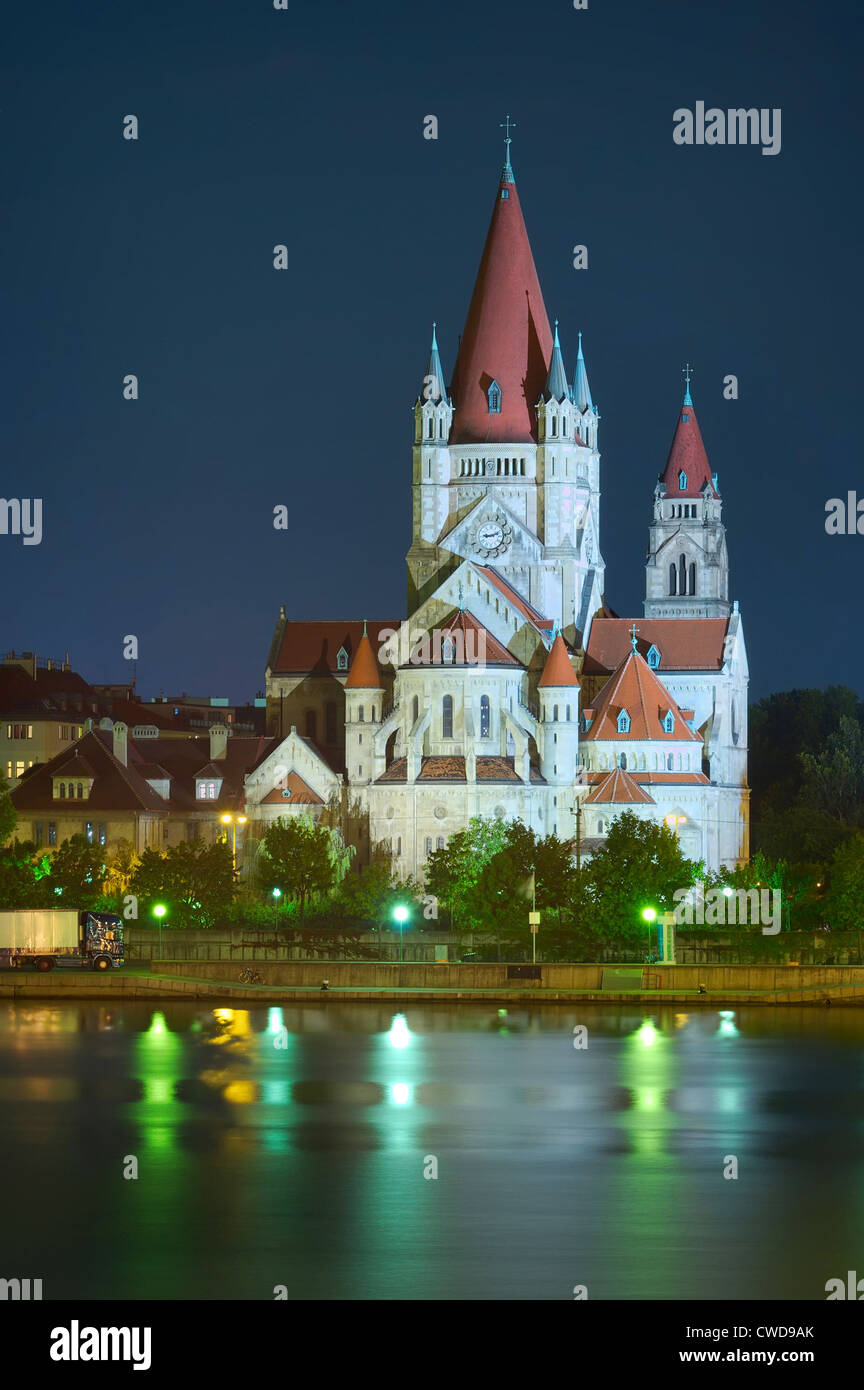 Heiliger Franz von Assisi church et Danube à Vienne, Autriche Banque D'Images