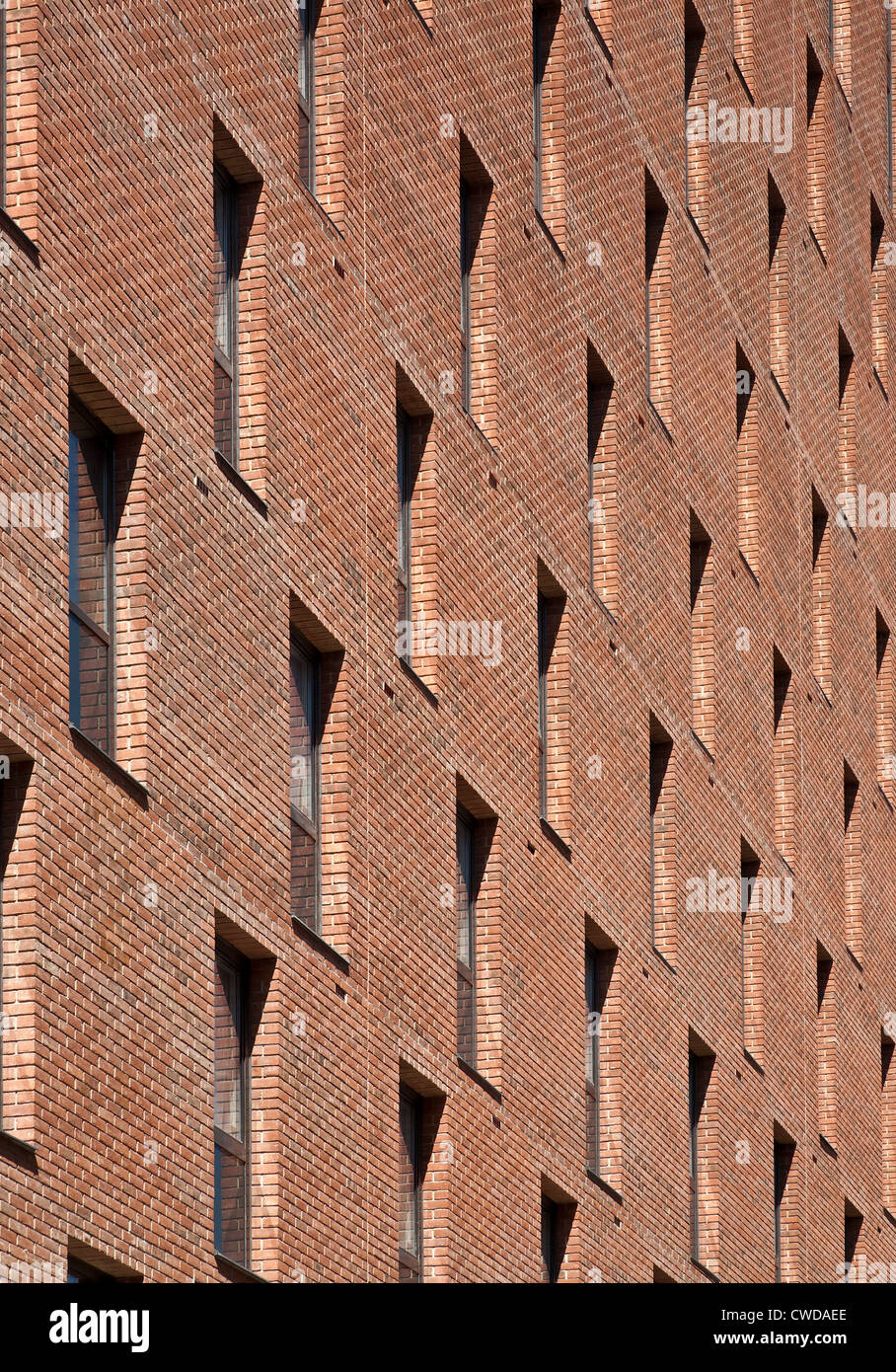 Windows dans un bloc d'appartement dans East Road, Londres. Banque D'Images