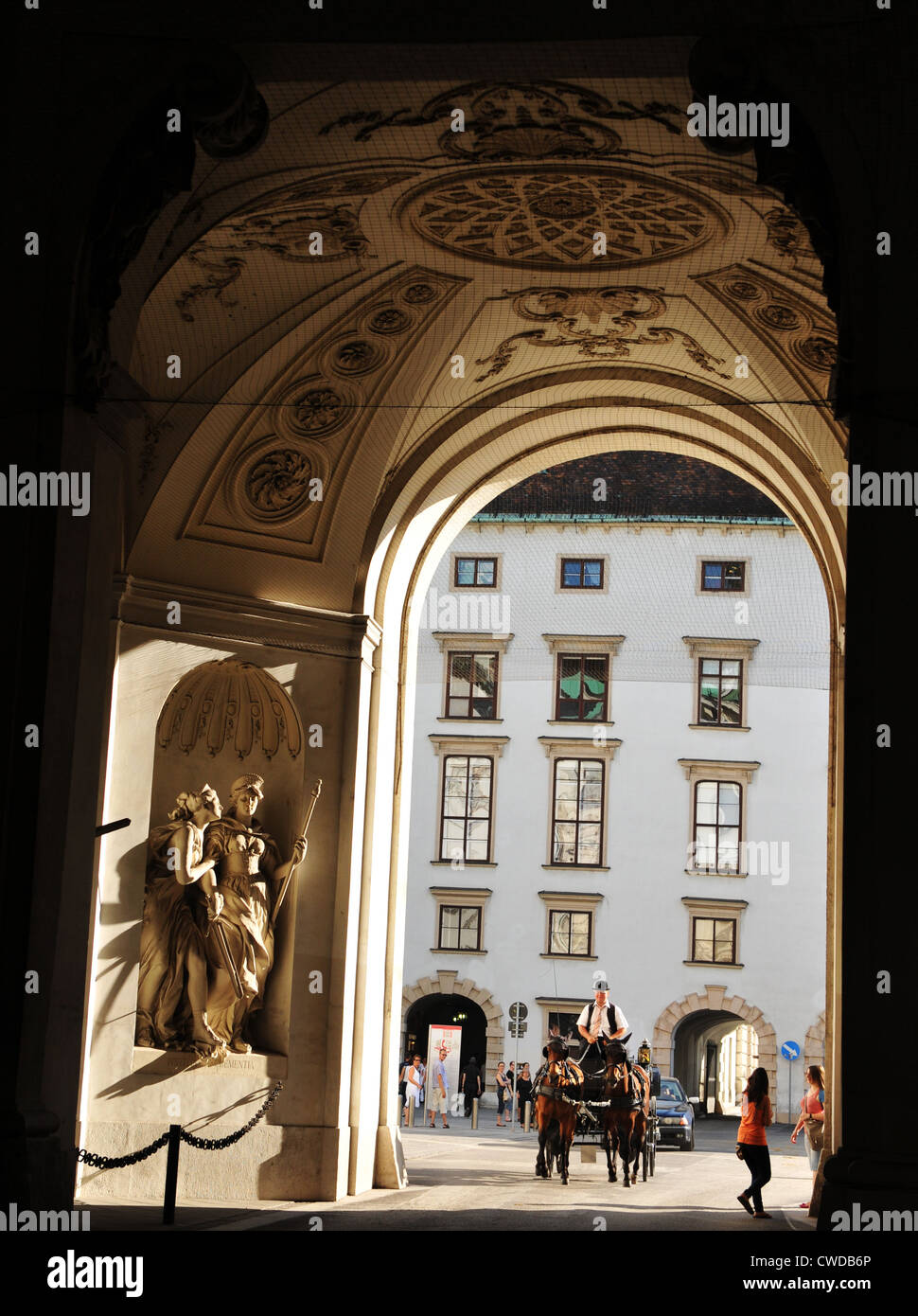 Les touristes visitant le palais de la Hofburg, l'un des plus importants sites culturels et touristiques à Vienne, Autriche. Banque D'Images