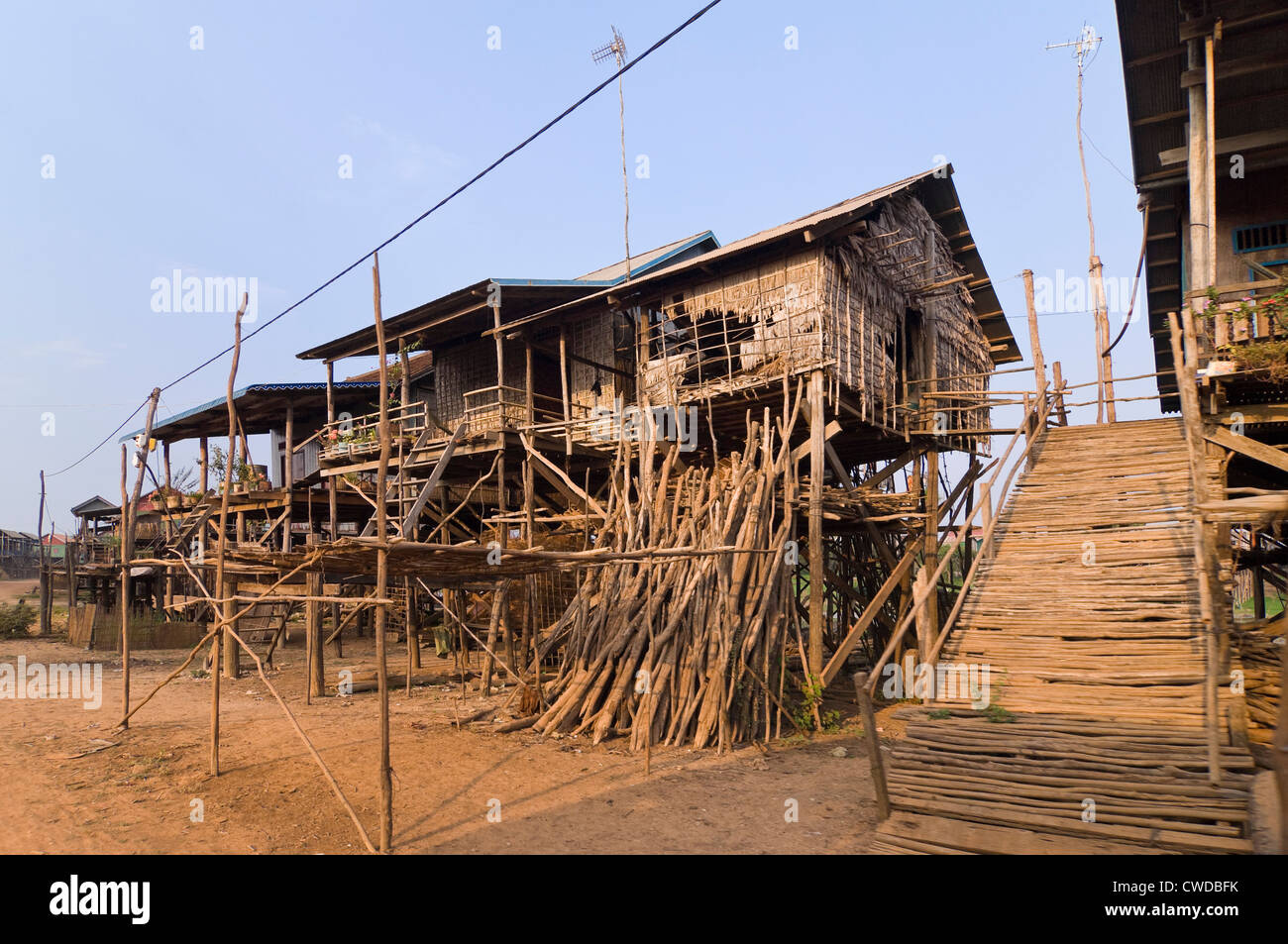 Grand angle de visualisation horizontal de l'herbe guindée maisons de Kompong Khleang, le village flottant sur le lac de Tonle Sap au Cambodge Banque D'Images