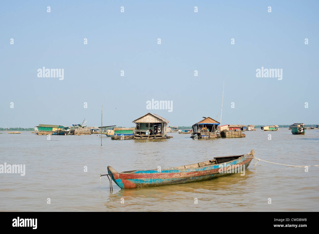 Grand angle de visualisation horizontal des maisons flottantes de Kompong Khleang, le village flottant sur le lac de Tonle Sap au Cambodge Banque D'Images