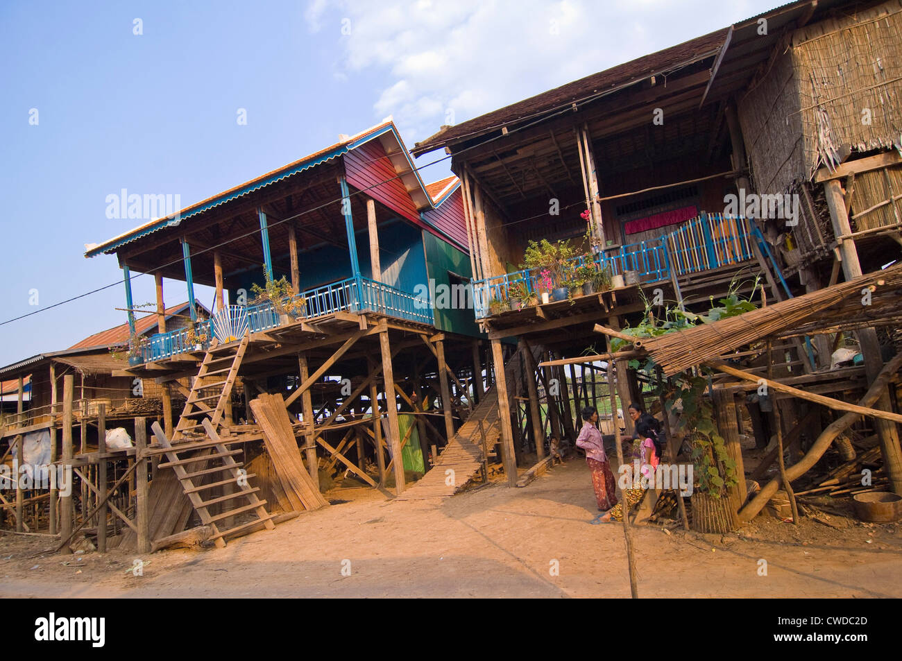 Grand angle de visualisation horizontal de l'herbe guindée maisons de Kompong Khleang, le village flottant sur le lac de Tonle Sap au Cambodge Banque D'Images