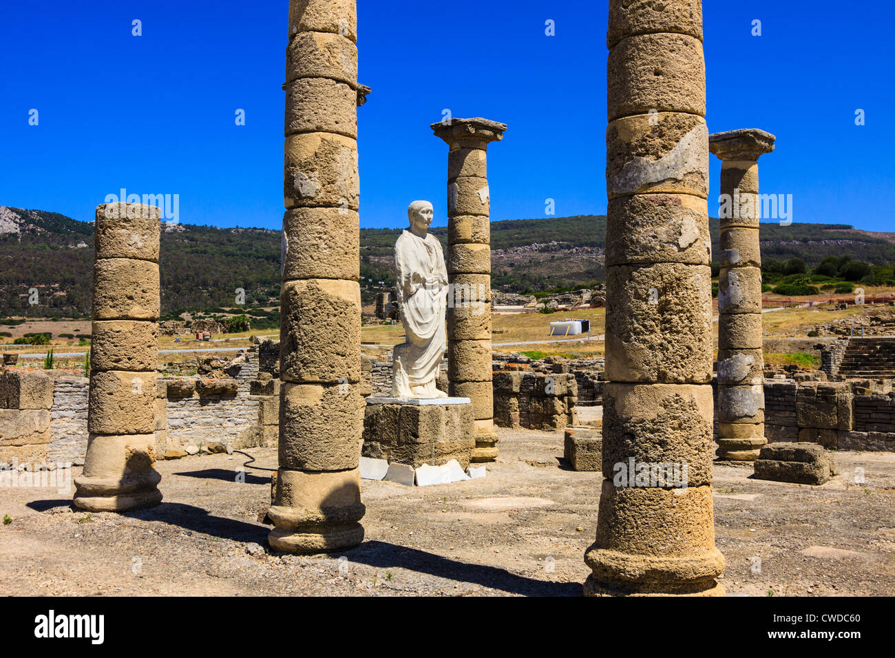 Statue de Trajan et la basilique à des ruines romaines de Baelo Claudia dans la plage de Bolonia, Tarifa, Cadix, Andalousie, Espagne Banque D'Images