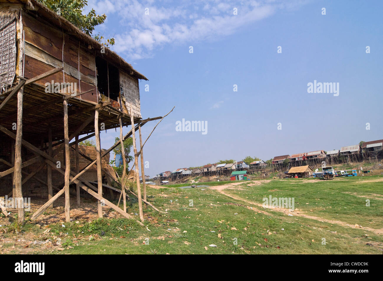 Vue horizontale du paysage typique autour du lac Tonle Sap à un faible niveau de l'eau et les maisons de Kompong Khleang guindée, Cambodge Banque D'Images