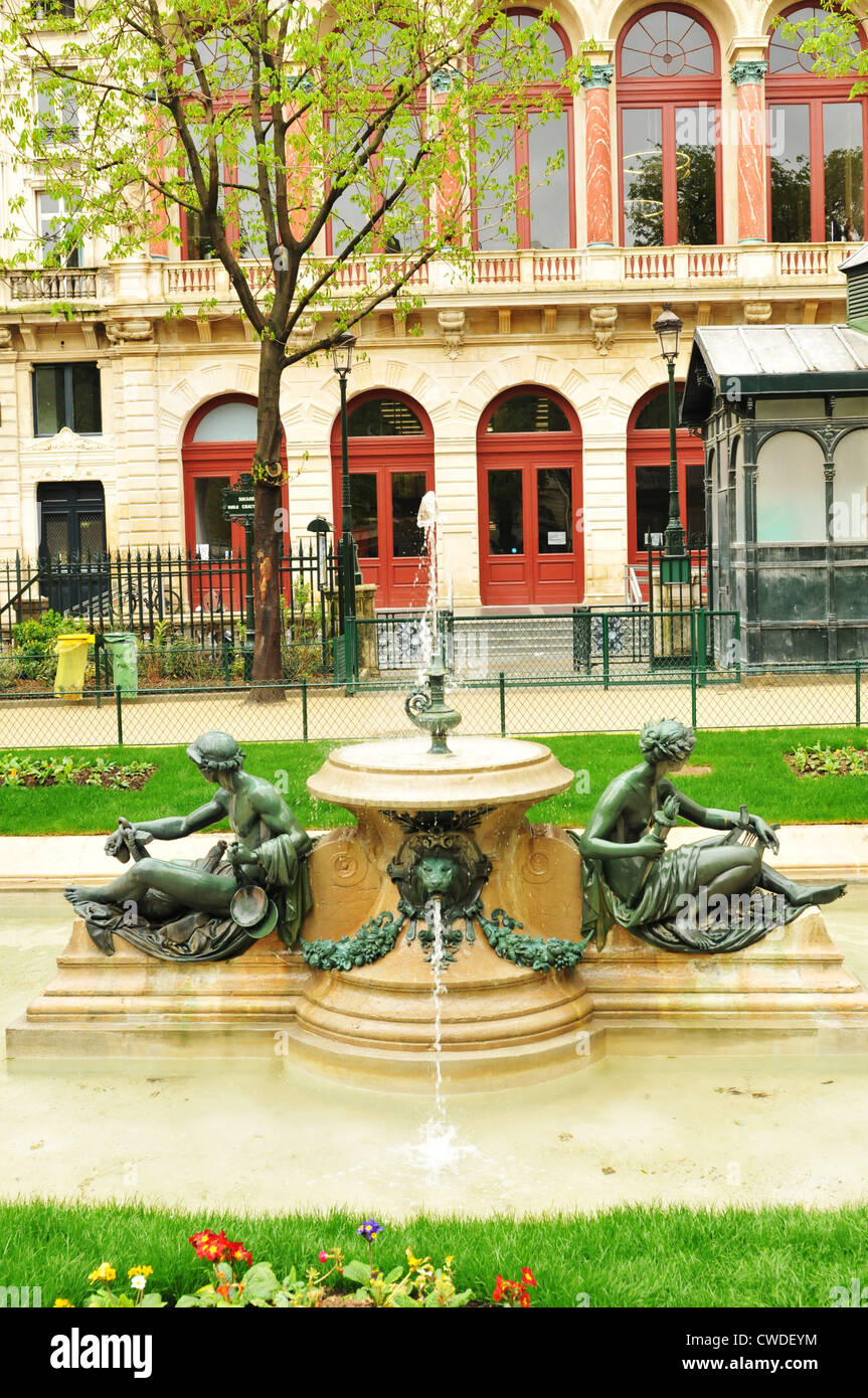 Belle fontaine détail sur la rue typiquement Parisienne Banque D'Images