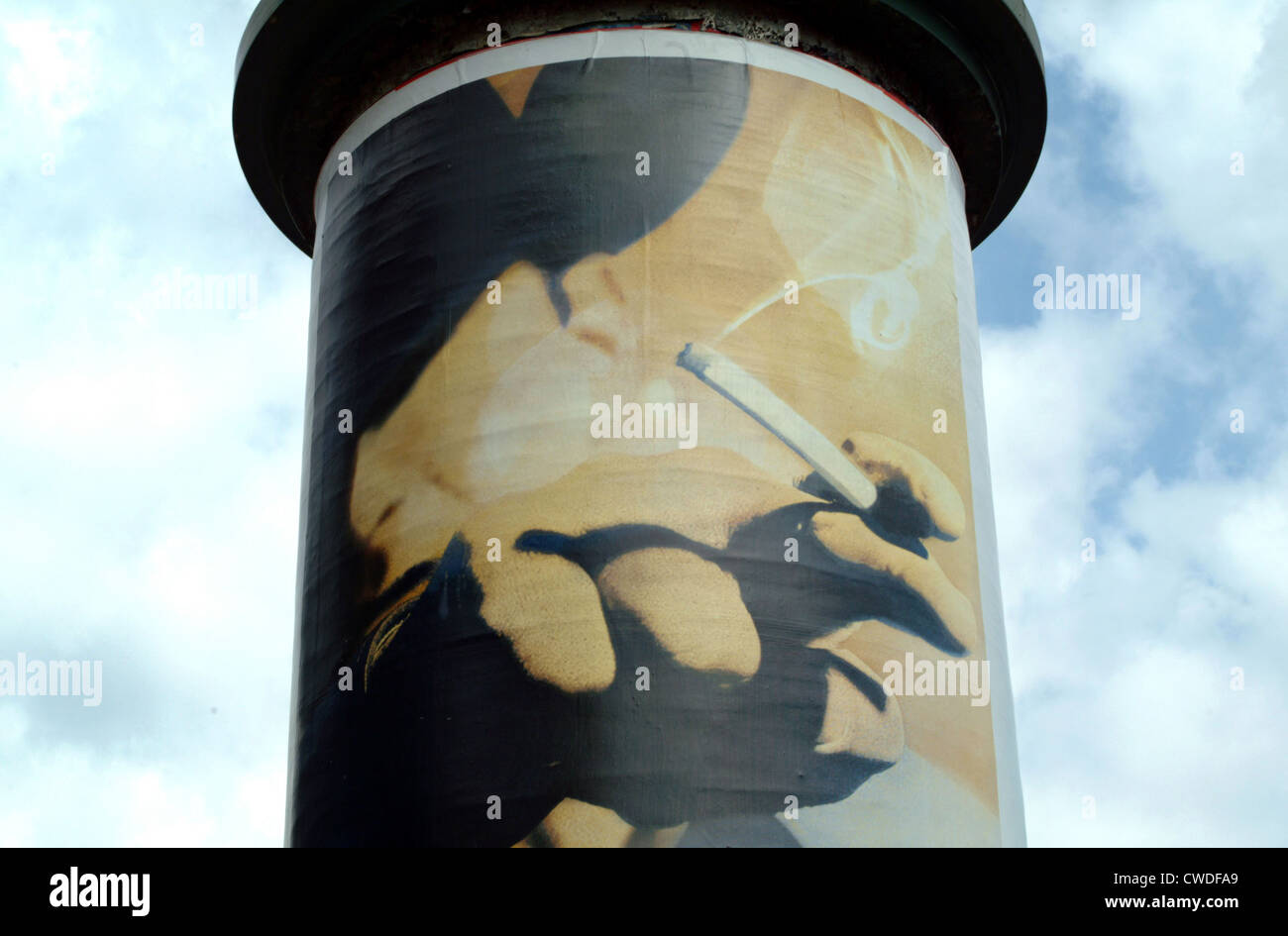 Berlin, la marque Marlboro cigarette advertising dans une colonne de publicité Banque D'Images