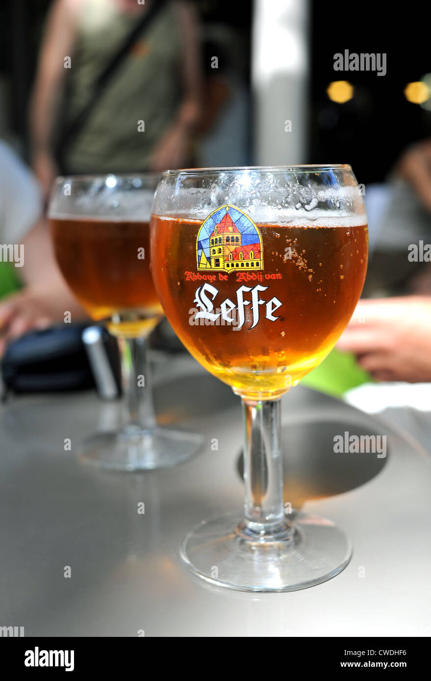 Verres de bière Leffe, est servi dans un bar dans le Lot Région de South West France Europe Banque D'Images