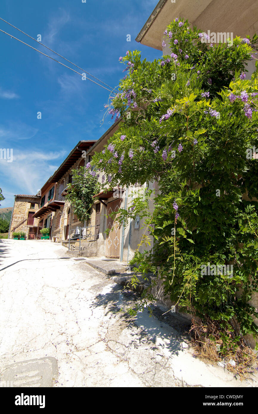 Rue de la 12e siècle, village de montagne de Cassino en Italie Banque D'Images