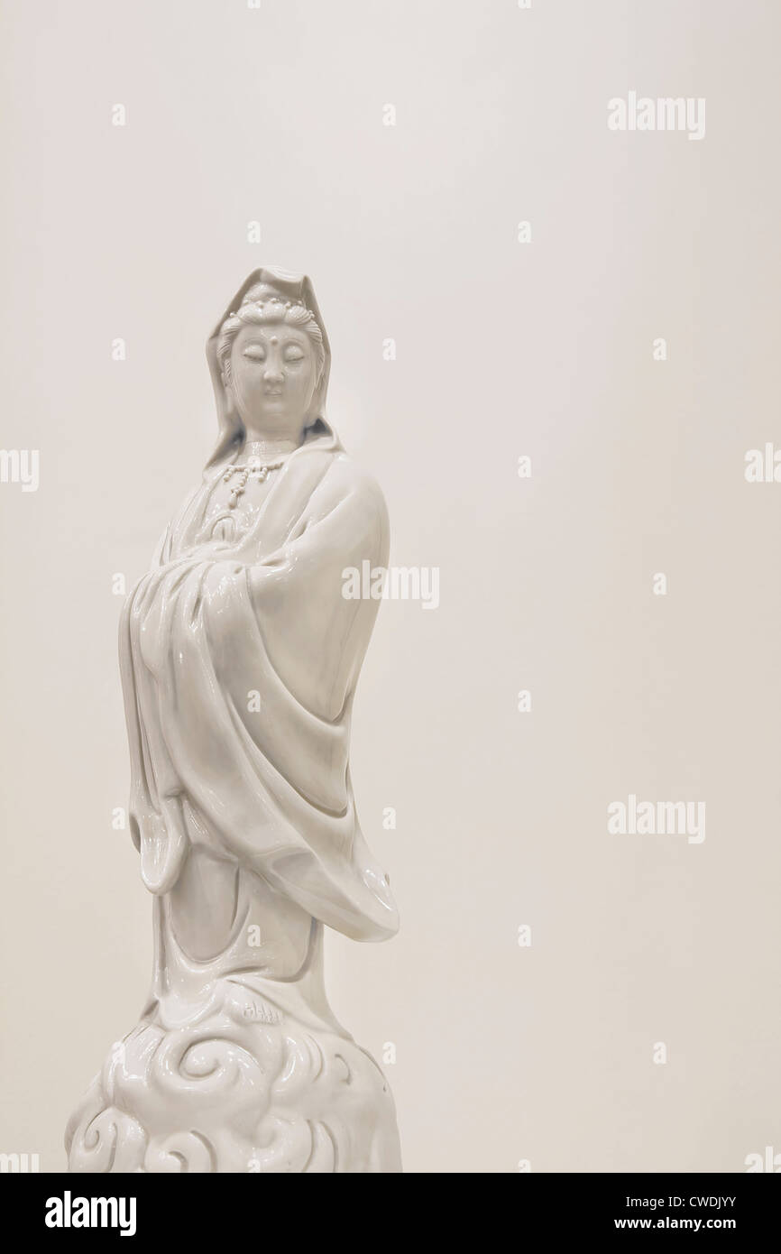 Déesse de la miséricorde Kuan Yin Porcelaine porcelaine Statue debout sur les nuages isolé sur fond blanc Banque D'Images