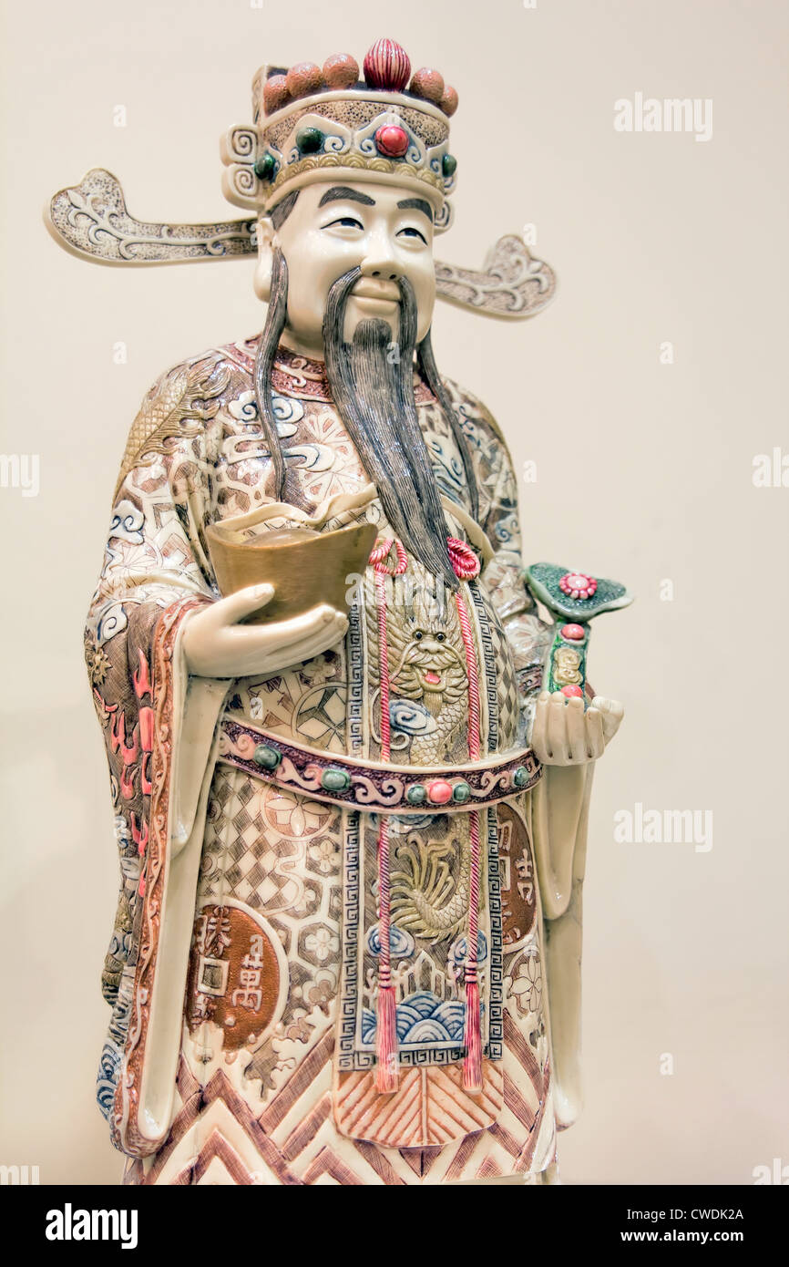 La prospérité de l'argent Dieu Barre d'or et tenant un sceptre Ruyi Statue Sculpture de l'ivoire libre Banque D'Images