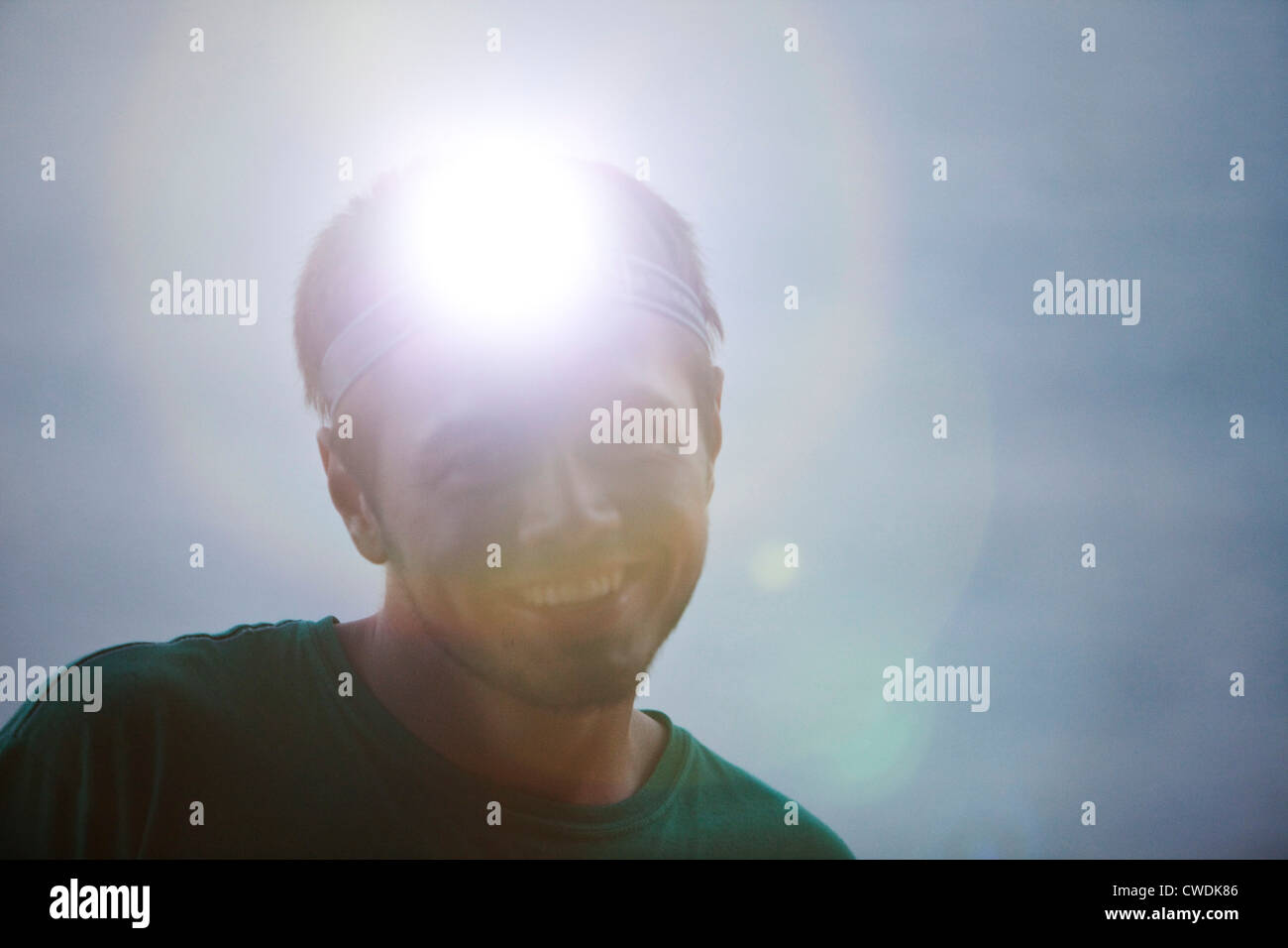 Un jeune homme souriant sur un voyage de camping avec une tête de lumière sur l'état de l'Idaho. Banque D'Images