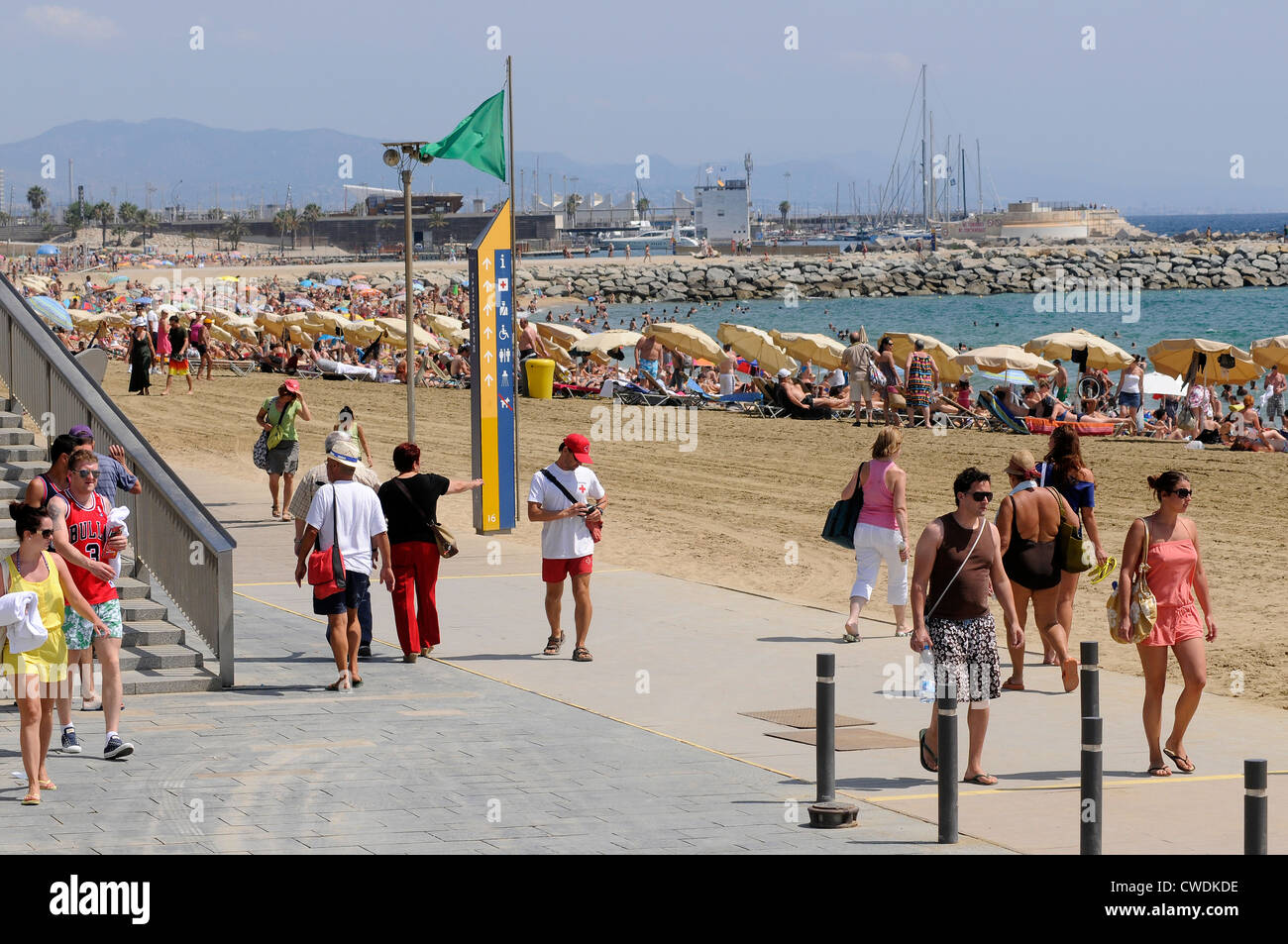 Les gens qui marchent à côté de la plage de Barceloneta à Barcelone, Catalogne, Espagne. Banque D'Images