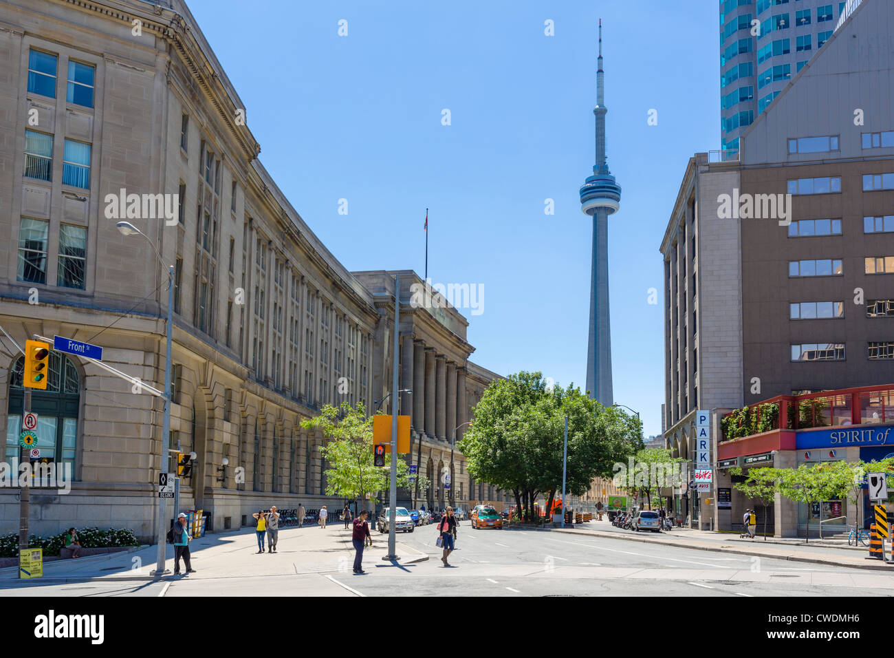 Toronto, Canada. Vue vers le bas de la rue Front vers la Tour CN avec l'Édifice public Dominion à gauche, Toronto, Ontario, Canada Banque D'Images