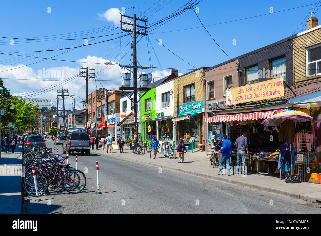 Boutiques sur Augusta Avenue dans le quartier de Kensington Market, Toronto, Ontario, Canada Banque D'Images