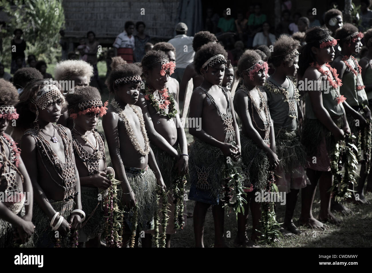 Les enfants d'un village sur l'Île Salomon effectuer des danses  traditionnelles. La Floride, les Îles Salomon, îles de l'océan Pacifique  Photo Stock - Alamy