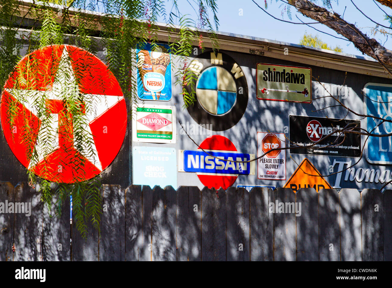 Signes et logos affichés sur le côté de l'ancien bâtiment à Los Olivos, en Californie Banque D'Images