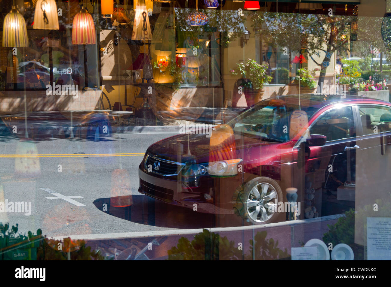 Voiture passant se reflète dans la fenêtre de la boutique lampe à Los Gatos, Californie Banque D'Images