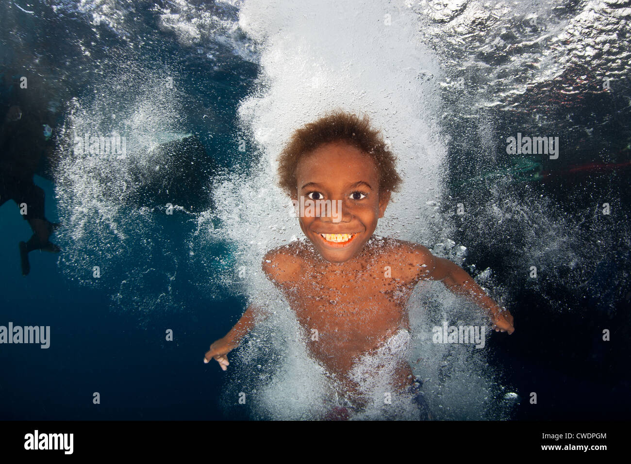 Un jeune sous-marine Plongée Salomonais près d'un village où il vit. La  Floride, les Îles Salomon, îles de l'océan Pacifique Photo Stock - Alamy