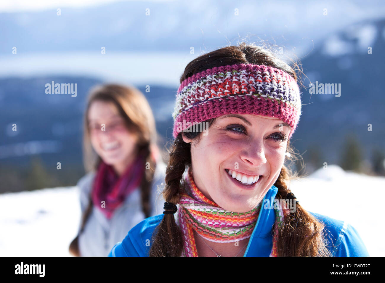 Deux jeunes femmes rire et sourire pendant la randonnée sur une journée d'hiver de l'Idaho. Banque D'Images