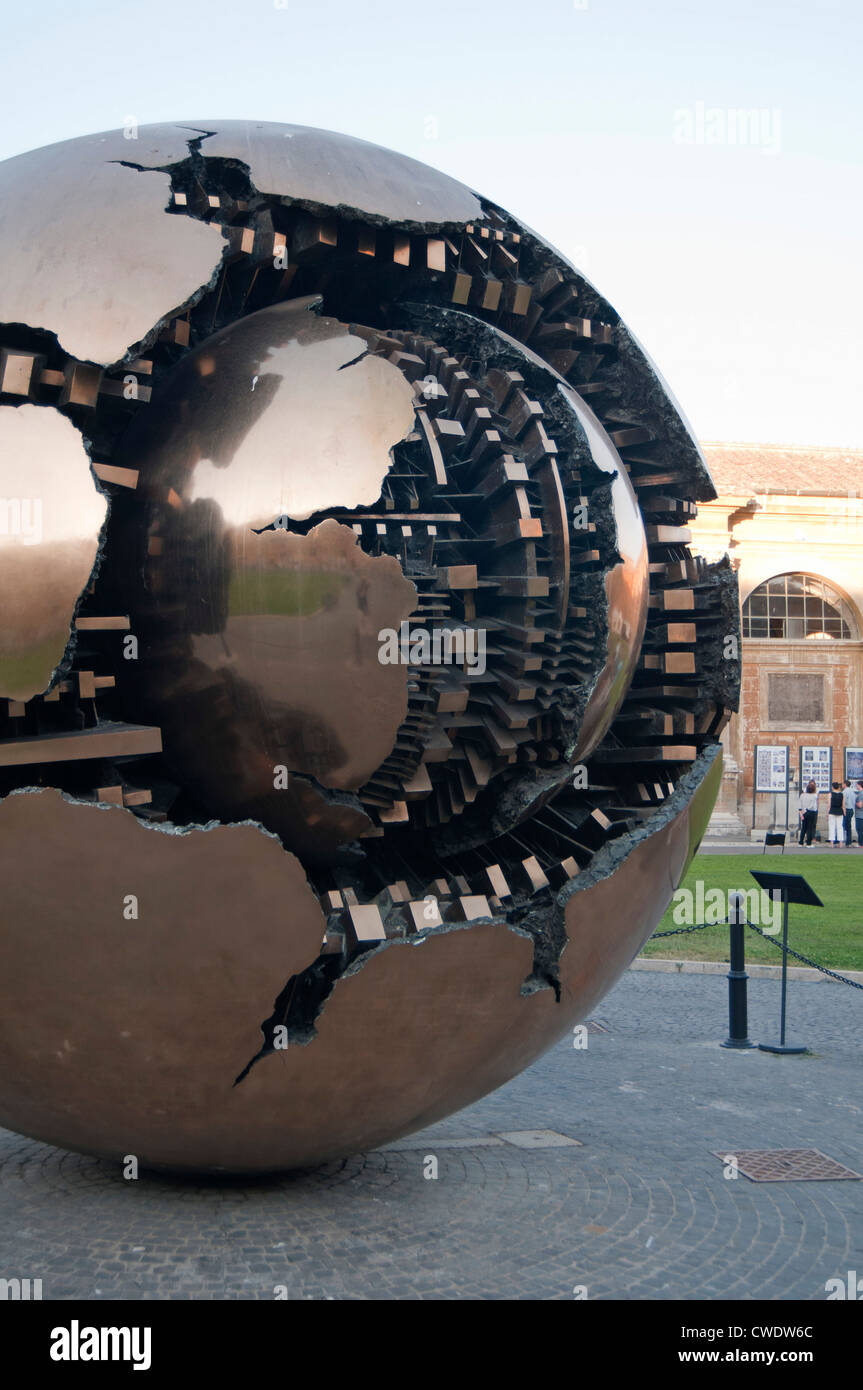 Dans Sphère Sphere par le sculpteur Arnaldo Pomodoro dans le parc du musée du Vatican, Cité du Vatican, Rome, Italie, Europe Banque D'Images