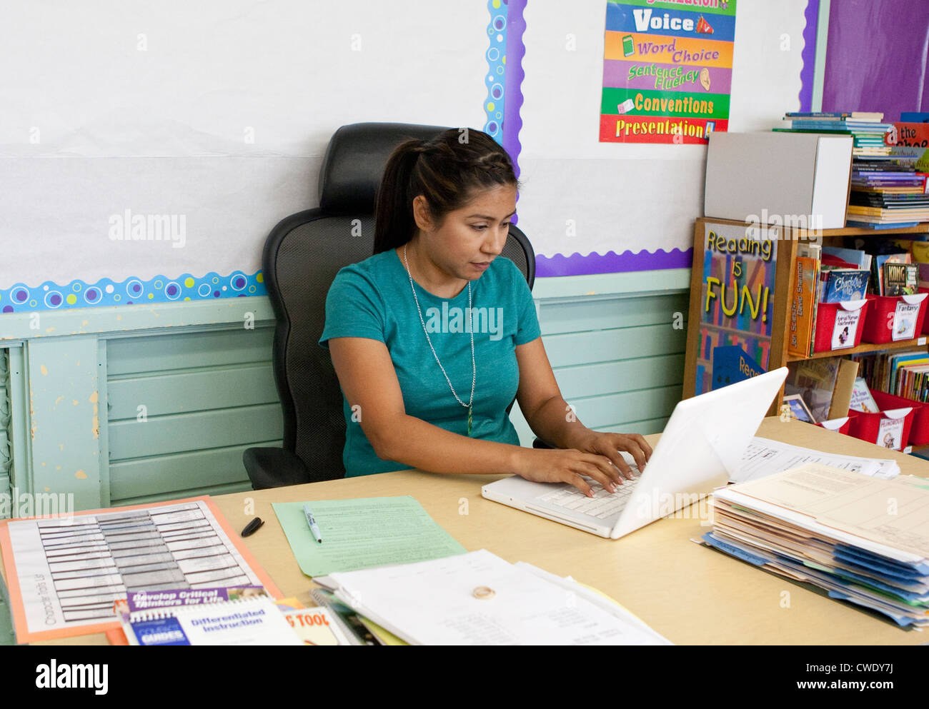 Young Hispanic female elementary school teacher organise et met en place sa 4ème année de classe au début de l'année scolaire Banque D'Images