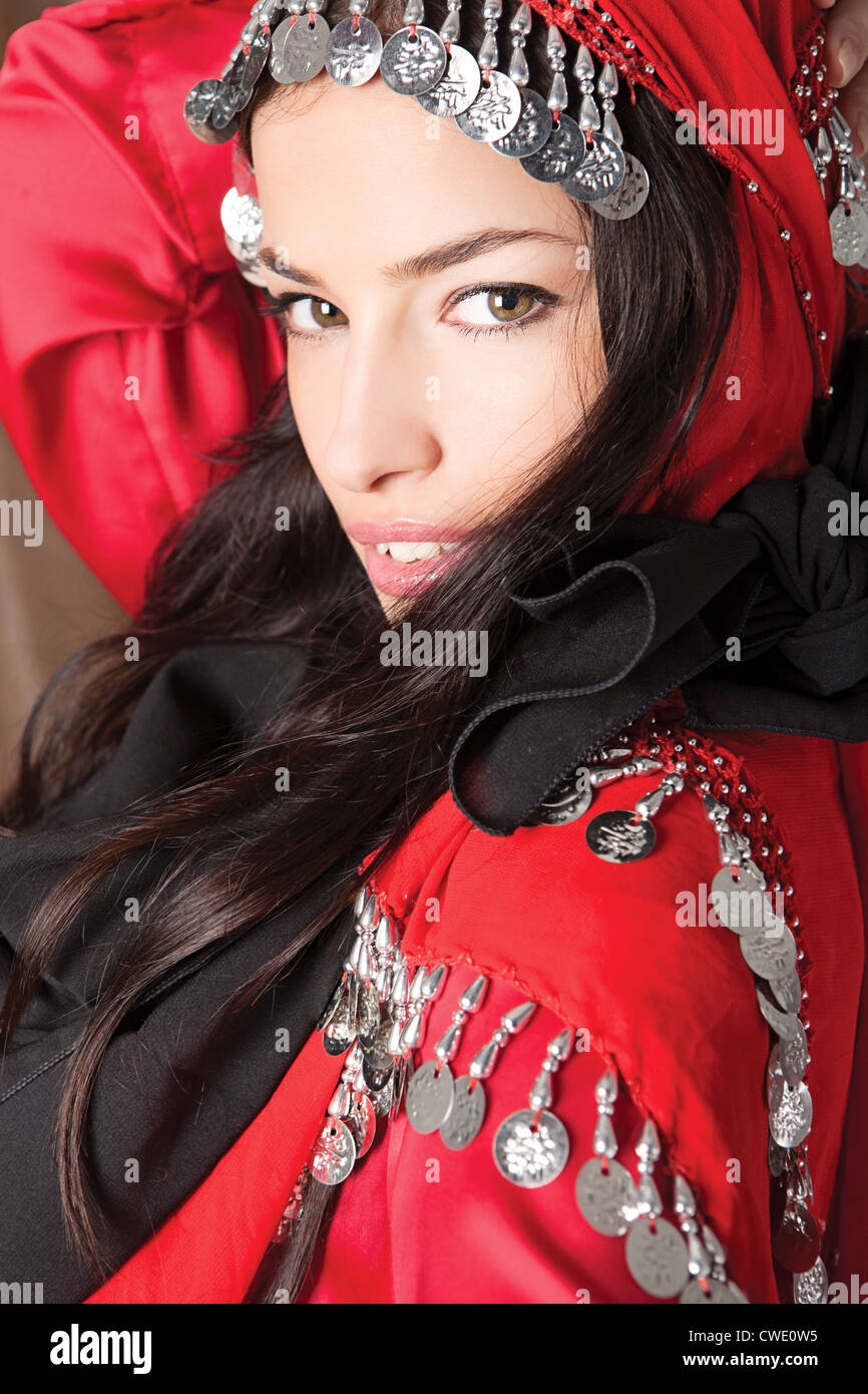 Portrait d'une belle jeune fille avec l'écharpe rouge Photo Stock - Alamy