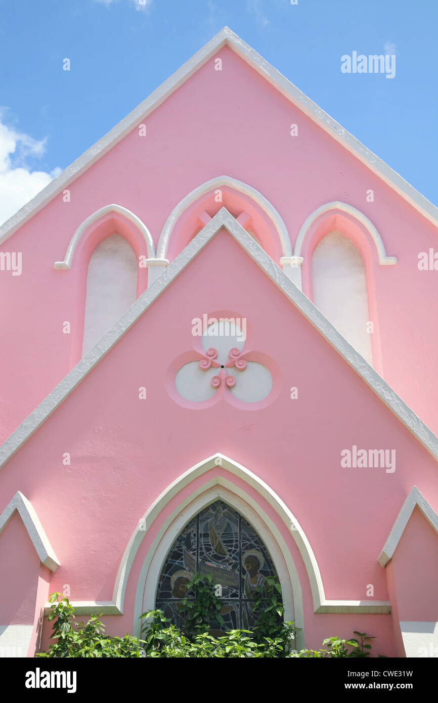 Une église de style traditionnel à Hamilton, aux Bermudes avec une finition rose en stuc. Banque D'Images