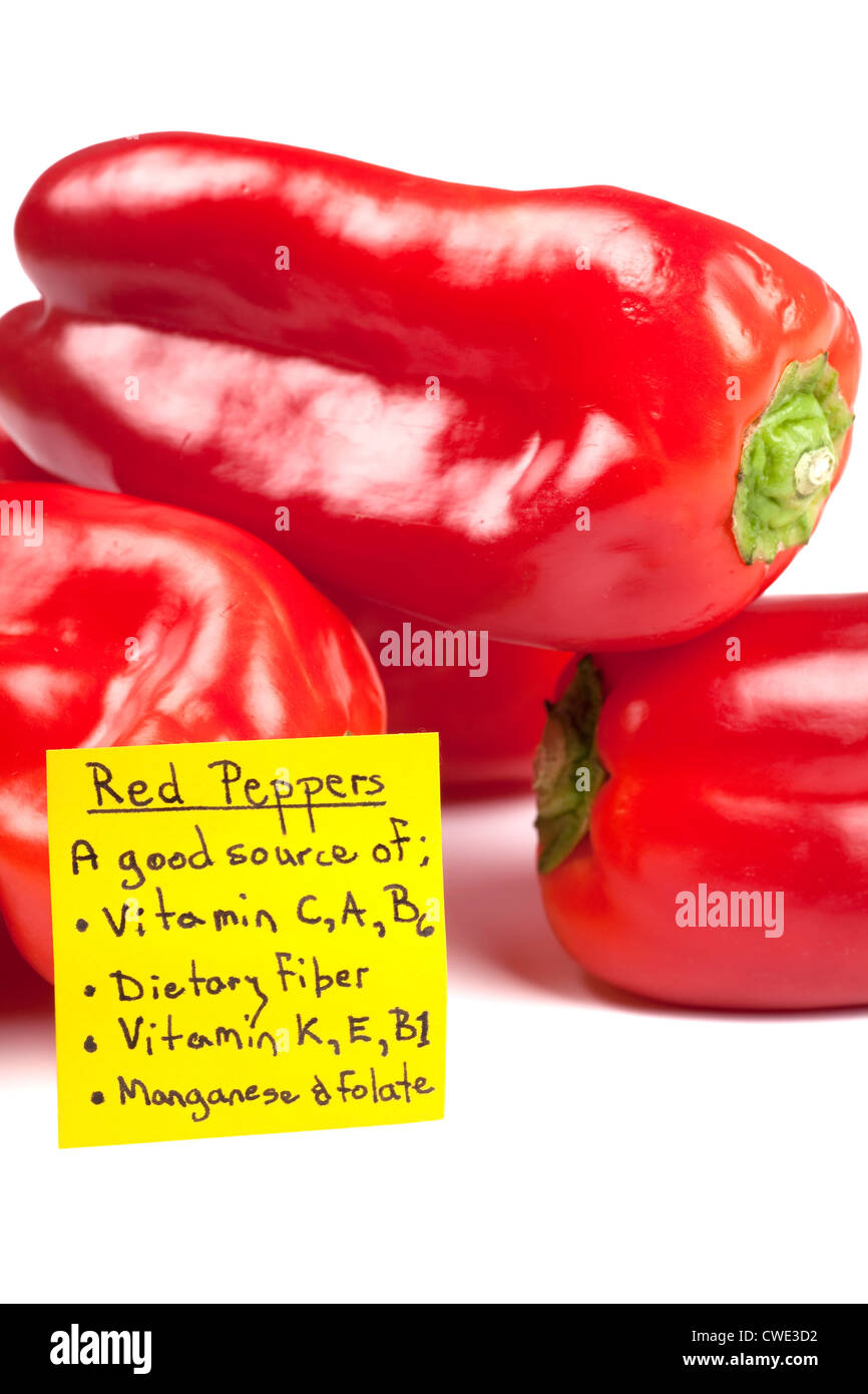 La valeur nutritive des poivrons rouges est indiquée sur la note jaune. Banque D'Images
