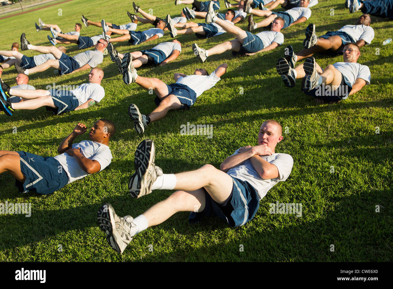 Le personnel de la Force aérienne participent à l'entraînement physique du matin à la base aérienne Davis-Monthan Air Force Base. Banque D'Images