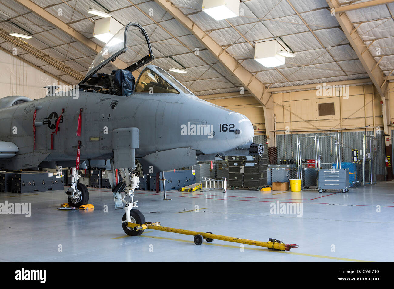 Un A-10 Thunderbolt du 354e Escadron de chasse se trouve stationné dans un hangar de la base aérienne Davis-Monthan Air Force Base. Banque D'Images