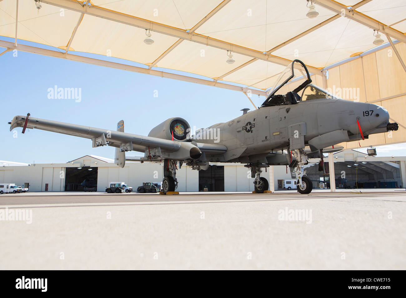 Un A-10 Thunderbolt du 354e Escadron de chasse se trouve stationné dans un hangar de la base aérienne Davis-Monthan Air Force Base. Banque D'Images