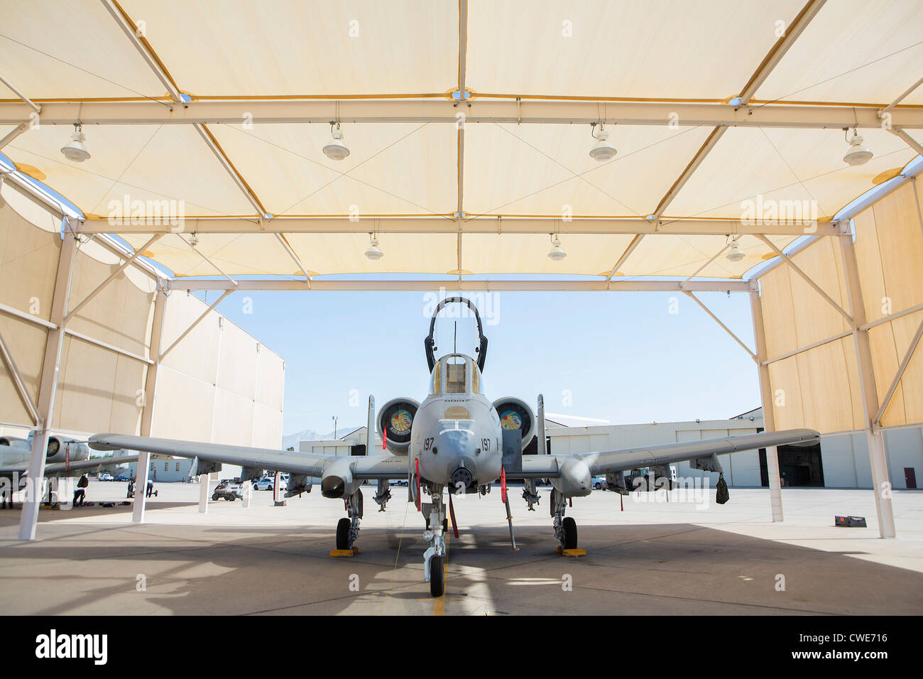 Un A-10 Thunderbolt du 354e Escadron de chasse se trouve stationné dans un hangar de la base aérienne Davis-Monthan Air Force Base. Banque D'Images