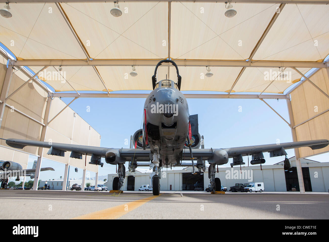 Un A-10 Thunderbolt du 354e Escadron de chasse se trouve stationné dans un hangar de la base aérienne Davis-Monthan Air Force Base. Banque D'Images