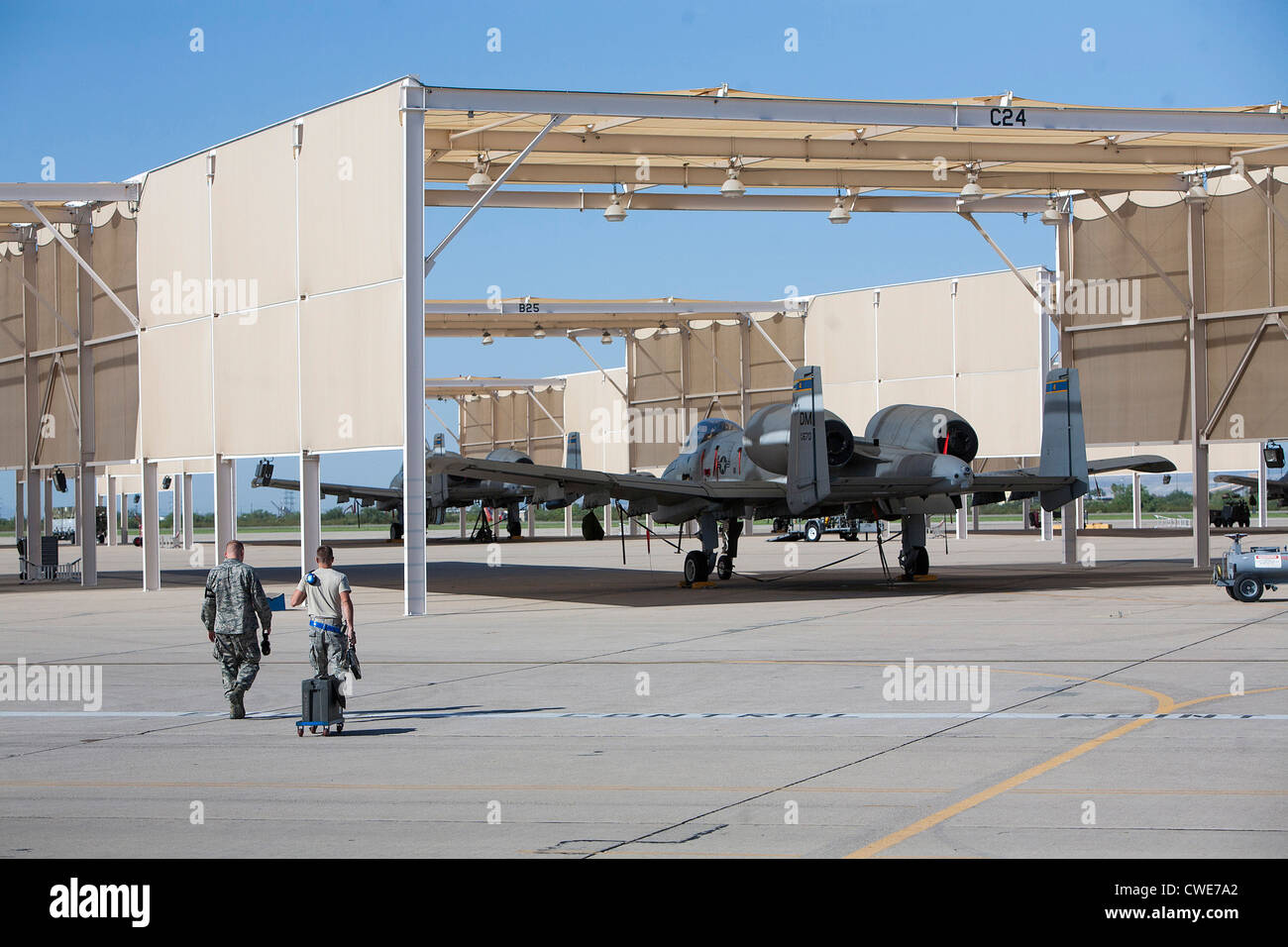 Aviateurs attacher un réservoir extérieur et d'un A-10 Thunderbolt du 354e Escadron de chasse à la base aérienne Davis-Monthan Air Force Base. Banque D'Images