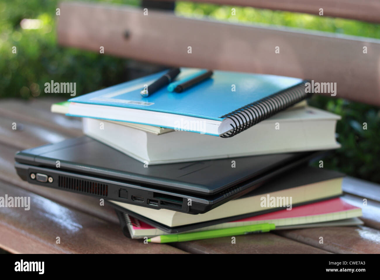De nombreux modèles colorés d'assortiments sur une chaise. Banque D'Images