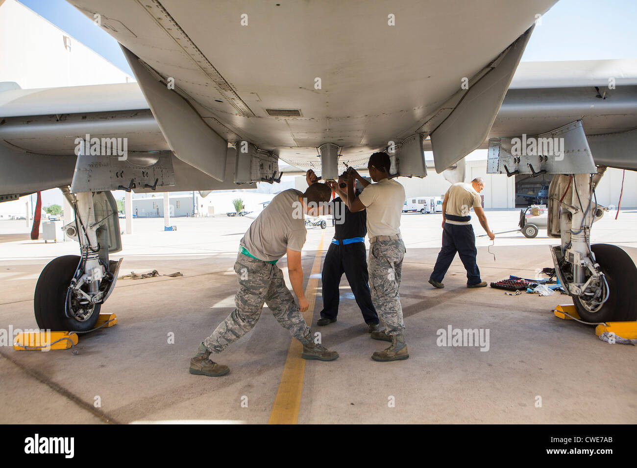 Aviateurs attacher un réservoir extérieur et d'un A-10 Thunderbolt du 354e Escadron de chasse à la base aérienne Davis-Monthan Air Force Base. Banque D'Images