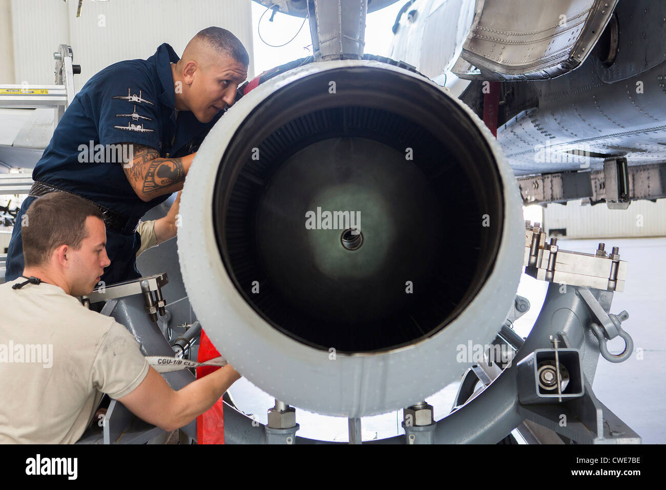 Fixer un moteur d'avion aviateurs d'un A-10 Thunderbolt du 354e Escadron de chasse à la base aérienne Davis-Monthan Air Force Base. Banque D'Images