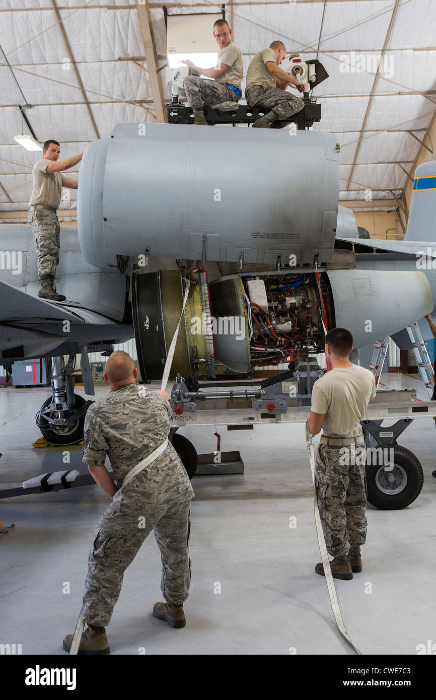 Fixer un moteur d'avion aviateurs d'un A-10 Thunderbolt du 354e Escadron de chasse à la base aérienne Davis-Monthan Air Force Base. Banque D'Images