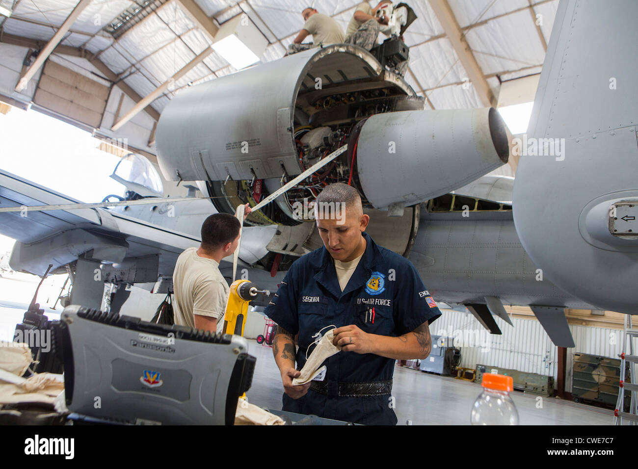 Fixer un moteur d'avion aviateurs d'un A-10 Thunderbolt du 354e Escadron de chasse à la base aérienne Davis-Monthan Air Force Base. Banque D'Images