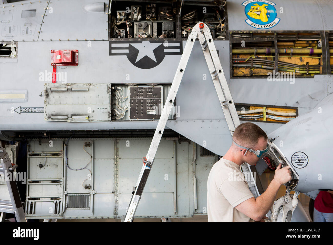 Aviateurs, effectuer des travaux de maintenance sur un A-10 Thunderbolt du 354e Escadron de chasse à la base aérienne Davis-Monthan Air Force Base. Banque D'Images