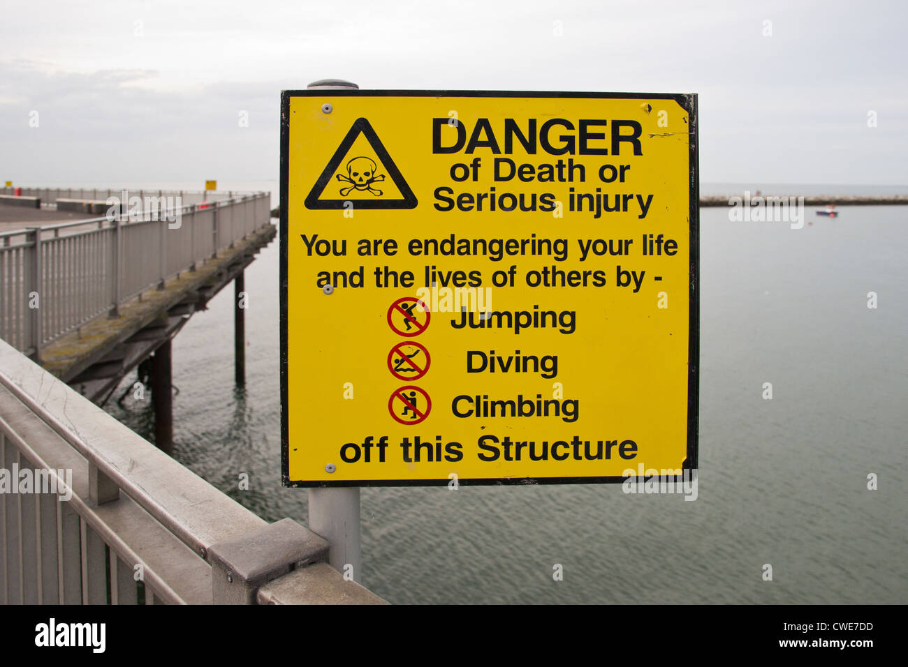Panneau d'avertissement, Pas de plongée Herne Bay Pier Kent England UK Désactivation Banque D'Images